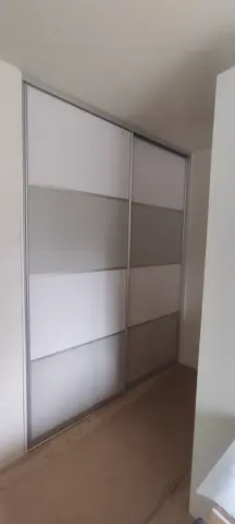 Vstavaná skriňa na mieru do chodby a predsiene, dvojdverová so sklenenou výplňou, kombinácia dekorov
