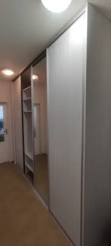Vstavaná skriňa na mieru do chodby a predsiene, dvojdverová s kombinovanou výplňou dverí vo svetlom dekore javor