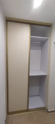 Vstavaná skriňa na mieru do chodby a predsiene s kombinovanou výplňou dverí, biela