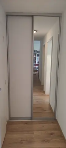 Vstavaná skriňa na mieru do chodby a predsiene, dvojdverová s kombinovanou výplňou dverí, biela