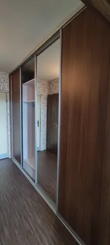 Vstavaná skriňa na mieru do chodby a predsiene, trojdverová s kombinovanou výplňou dverí v dekore orech