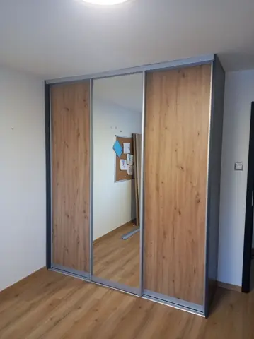 Vstavaná skriňa na mieru do detskej izby, trojdverová s kombinovanou výplňou dverí v dekore dub