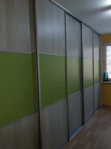Vstavaná skriňa na mieru do detskej izby, štvordverová s kombinovanou výplňou dverí v dekore dub