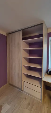 Vstavaná skriňa na mieru do detskej izby, dvojdverová s dverami v dekore dub