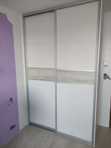 Vstavaná skriňa na mieru do detskej izby, dvojdverová s kombinovanou výplňou dverí, biela