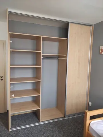 Vstavaná skriňa na mieru do detskej izby, dvojdverová s dverami v dekore javor