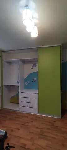 Vstavaná skriňa na mieru do detskej izby, dvojdverová s kombinovanou výplňou dverí, biela