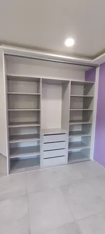 Vstavaná skriňa na mieru do detskej izby s kombinovanou výplňou dverí, biela