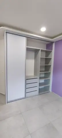 Vstavaná skriňa na mieru do detskej izby s kombinovanou výplňou dverí, biela