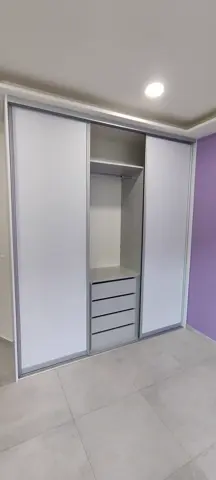 Vstavaná skriňa na mieru do detskej izby, trojdverová s dverami v dekore dreva, biela