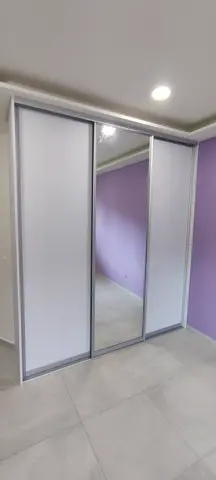 Vstavaná skriňa na mieru do detskej izby, trojdverová s kombinovanou výplňou dverí, biela