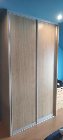 Vstavaná skriňa na mieru do detskej izby, dvojdverová s dverami v dekore javor