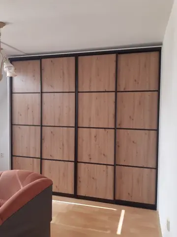 Vstavaná skriňa na mieru do obývačky, štvordverová s dverami v dekore dub