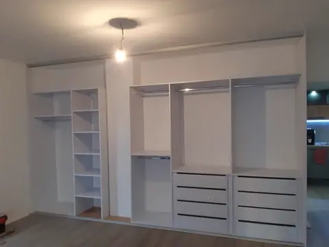 Vstavaná skriňa na mieru do obývačky, biela