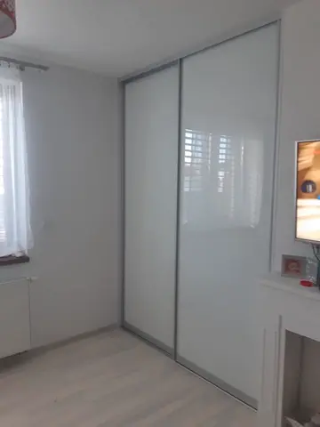 Vstavaná skriňa na mieru do obývačky, dvojdverová so sklenenou výplňou, biela