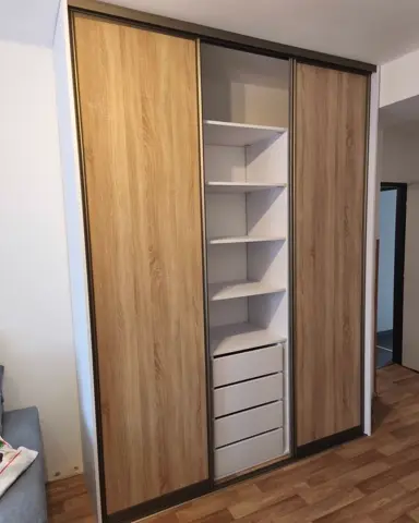 Vstavaná skriňa na mieru do obývačky, trojdverová s kombinovanou výplňou dverí v dekore dub