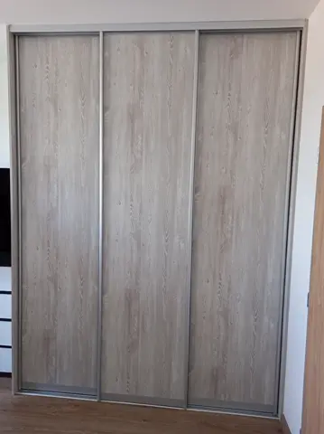 Vstavaná skriňa na mieru do obývačky, trojdverová s dverami v dekore javor