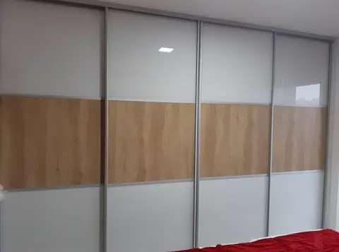Vstavaná skriňa na mieru do spálne, štvordverová s kombinovanou výplňou dverí, kombinácia dekorov