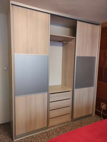 Vstavaná skriňa na mieru do spálne, trojdverová s kombinovanou výplňou dverí vo svetlom dekore javor