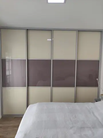 Vstavaná skriňa na mieru do spálne, štvordverová s kombinovanou výplňou dverí, biela