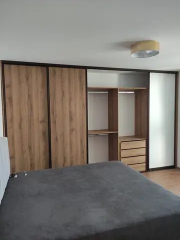 Vstavaná skriňa na mieru do spálne, päť a viac dverí s kombinovanou výplňou dverí v dekore dub