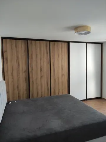 Vstavaná skriňa na mieru do spálne, päť a viac dverí s kombinovanou výplňou dverí v dekore dub