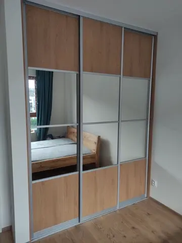 Vstavaná skriňa na mieru do spálne, trojdverová s kombinovanou výplňou dverí v dekore dub
