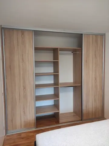 Vstavaná skriňa na mieru do spálne, dvojdverová s dverami v dekore dub