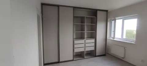 Vstavaná skriňa na mieru do spálne, dvojdverová s kombinovanou výplňou dverí v dekore buk