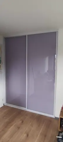 Vstavaná skriňa na mieru do spálne, dvojdverová so sklenenou výplňou