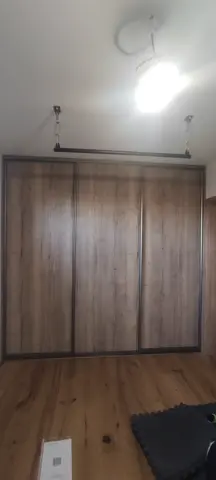 Vstavaná skriňa na mieru do spálne, trojdverová s dverami v dekore dub