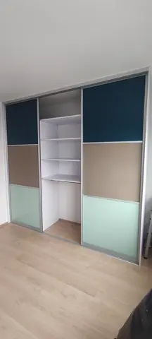 Vstavaná skriňa na mieru do spálne, trojdverová so sklenenou výplňou, kombinácia dekorov