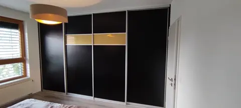 Vstavaná skriňa na mieru do spálne, štvordverová s kombinovanou výplňou dverí, antracit