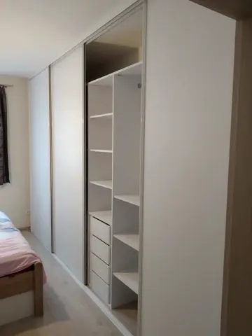 Vstavaná skriňa na mieru do spálne, trojdverová s kombinovanou výplňou dverí, biela