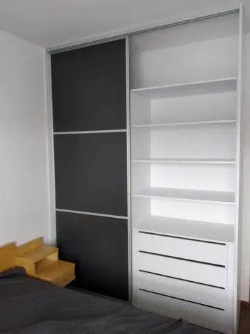 Vstavaná skriňa na mieru do spálne, dvojdverová so sklenenou výplňou, tmavý dekor