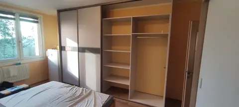 Vstavaná skriňa na mieru do spálne, štvordverová s kombinovanou výplňou dverí, biela