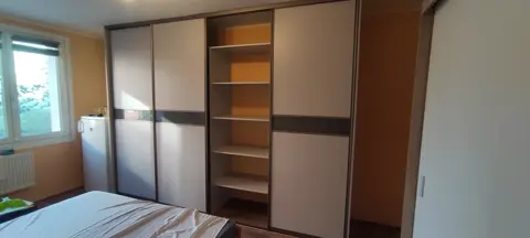 Vstavaná skriňa na mieru do spálne, štvordverová s kombinovanou výplňou dverí, biela