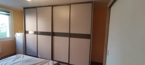 Vstavaná skriňa na mieru do spálne s kombinovanou výplňou dverí, biela