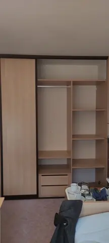 Vstavaná skriňa na mieru do spálne s kombinovanou výplňou dverí v dekore buk