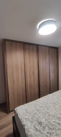 Vstavaná skriňa na mieru do spálne, štvordverová s dverami v dekore orech