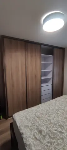 Vstavaná skriňa na mieru do spálne, štvordverová s dverami v dekore orech
