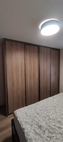 Vstavaná skriňa na mieru do spálne, štvordverová s dverami v dekore orech