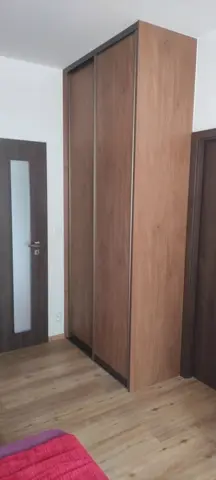 Vstavaná skriňa na mieru do spálne, dvojdverová s dverami v dekore orech