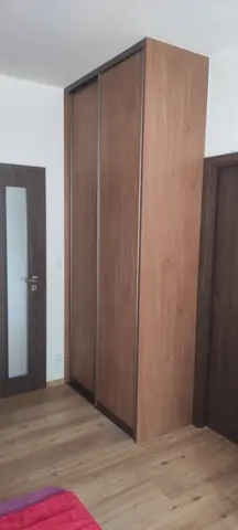 Vstavaná skriňa na mieru do spálne, dvojdverová s dverami v dekore orech