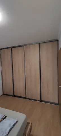 Vstavaná skriňa na mieru do spálne, štvordverová s dverami v dekore buk