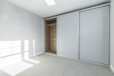 Vstavaná skriňa na mieru do spálne, sivá