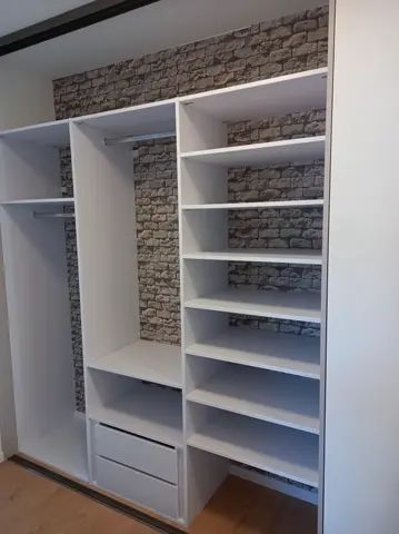 Vstavaná skriňa na mieru do spálne, biela