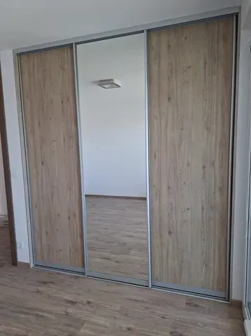 Vstavaná skriňa na mieru do spálne, trojdverová s kombinovanou výplňou dverí v dekore dub