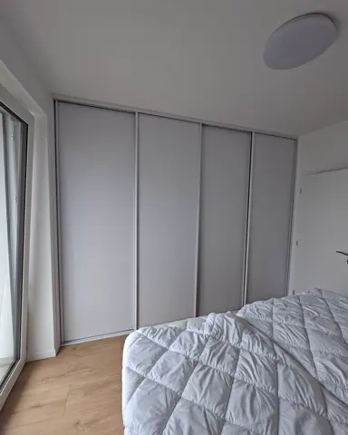 Vstavaná skriňa na mieru do spálne, štvordverová so sklenenou výplňou, sivá