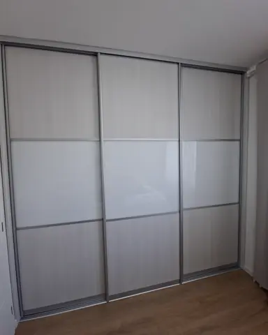 Vstavaná skriňa na mieru do spálne, trojdverová s kombinovanou výplňou dverí, kombinácia dekorov